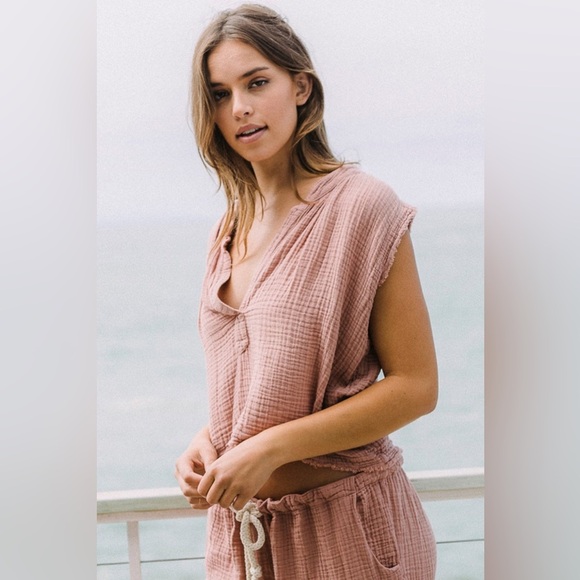 9SEED Idyllwilds Sleeveless Top in Lightweight Gauze French Rose (T2) - Picture 2 of 7